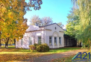 Двухэтажное здание в историческом центре