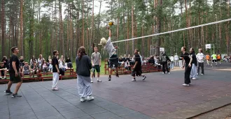 Оздоровительный лагерь без риска: эксперты — о медицинском контроле, клещах и аптечках