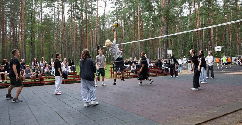 Оздоровительный лагерь без риска: эксперты — о медицинском контроле, клещах и аптечках