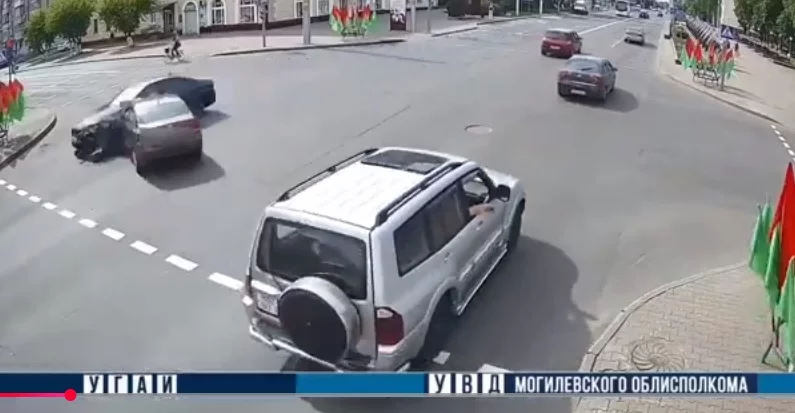 Пресс-служба УВД Могилевского облисполкома опубликовала видеозапись воскресной разрушительной аварии на ул. Минской