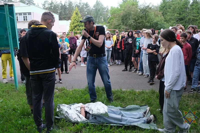 Если случился пожар или заблудился в лесу: чему научили детей спасатели из Бобруйска?