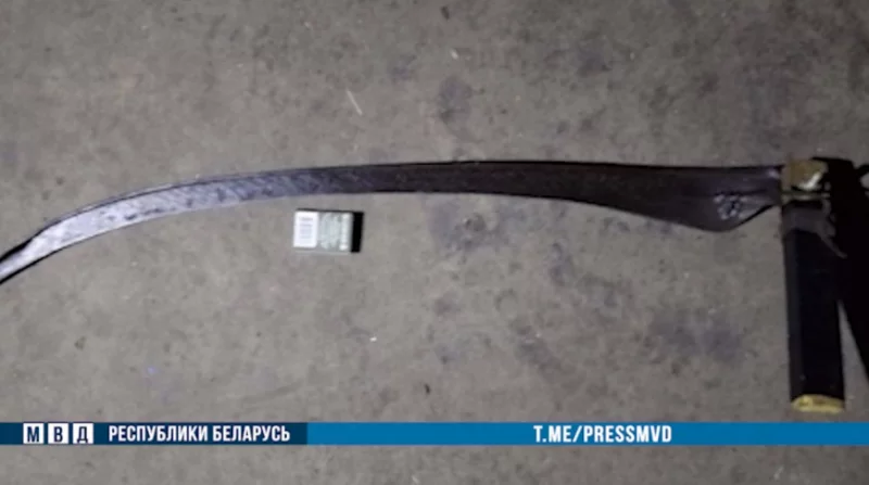 В Бобруйском районе мужчина пошел на милиционеров с косой. Применялось оружие