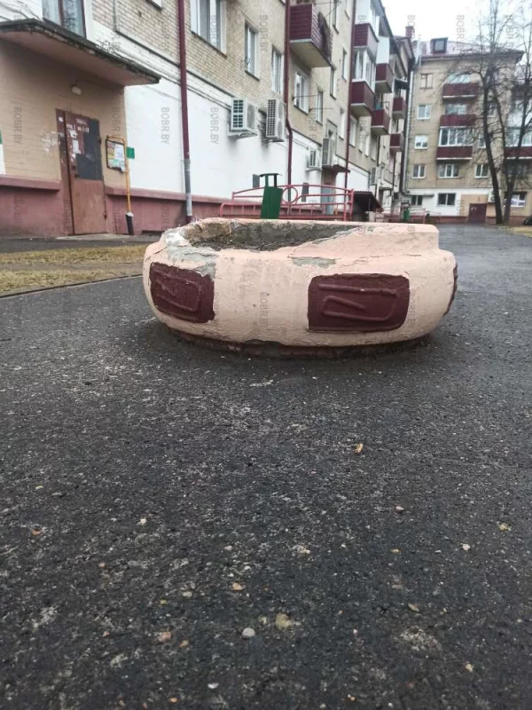 А ну-ка признавайтесь, кто откусил кусок клумбы? Неужели нельзя в районе площади Ленина во дворе дома поставить красивую новую клумбу?