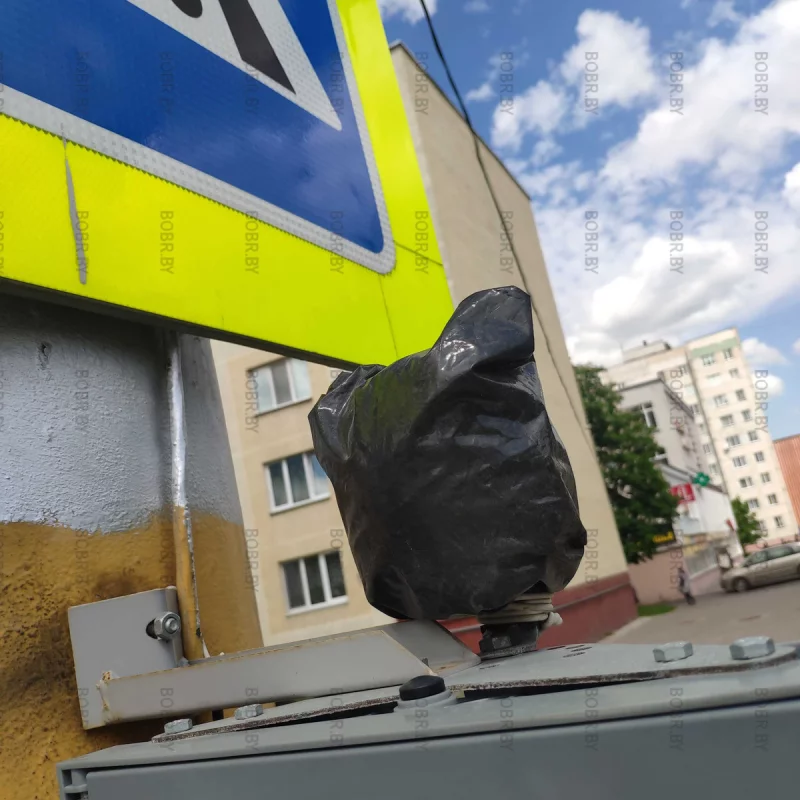 Самодельная  влаго-защита пищалки для светофора с помощью целлофанового пакетик в IT стране в двадцать первом веке