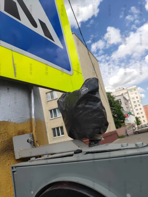 Самодельная  влаго-защита пищалки для светофора с помощью целлофанового пакетик в IT стране в двадцать первом веке
