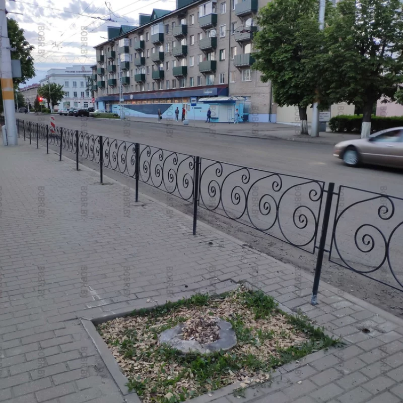 Было дерево, теперь пень. Неужели это место нельзя покрыть тротуарной плиткой, чтобы была ровная площадка или высадить новое дерево?