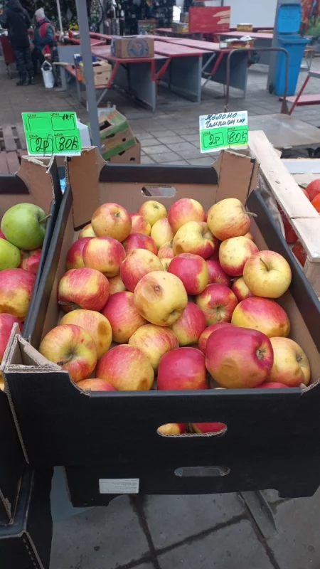 Яблоко с гнильцой..3р