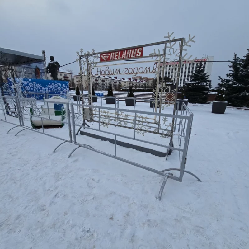 Сначала установили фотозону, а потом закрыли её заграждение чтобы к ней нельзя было подойти. Где логика?