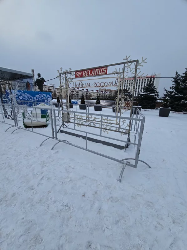 Сначала установили фотозону, а потом закрыли её заграждение чтобы к ней нельзя было подойти. Где логика?