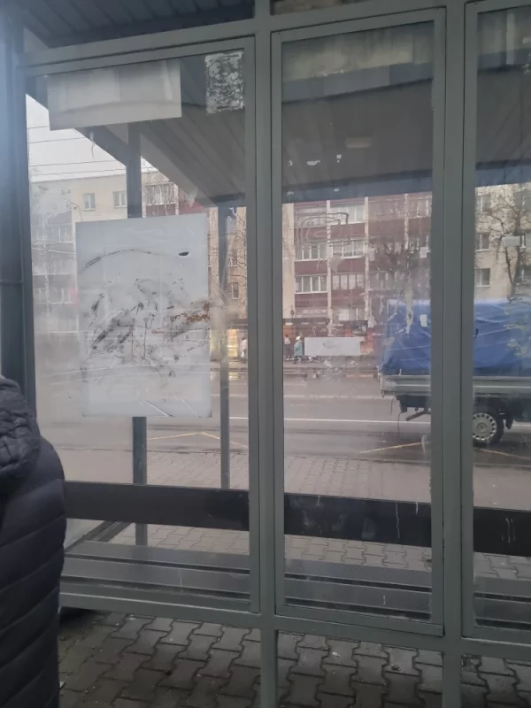 Чистота остановочного комплекса в центре города вызывает много вопросов.