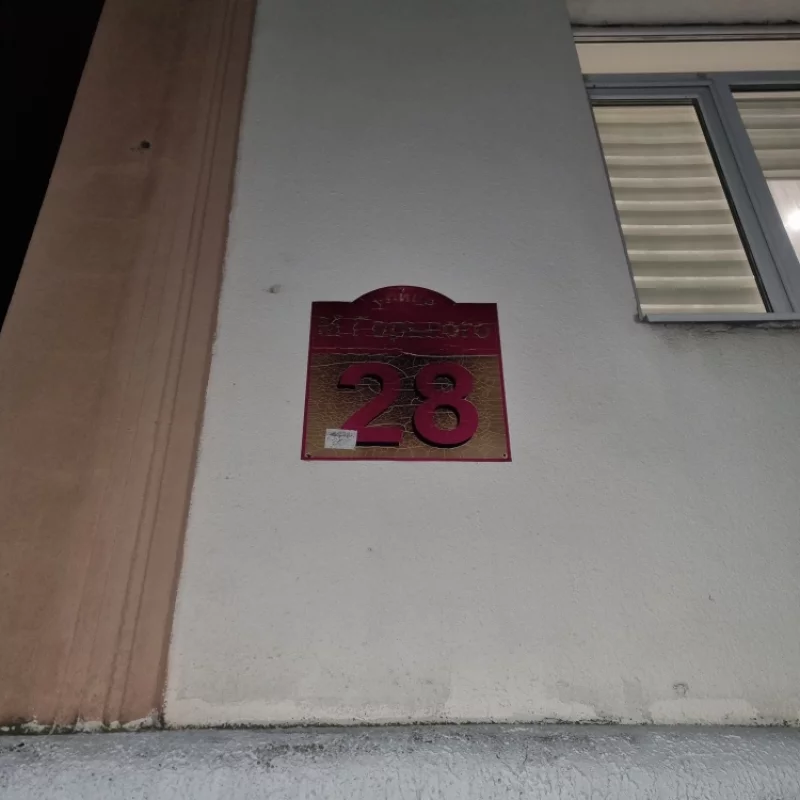 Может хорошие идеи было бы повесить красивую светящуюся новую номерную табличку дома на площади Ленина?