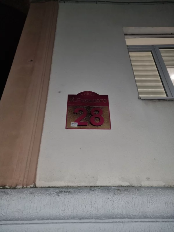 Может хорошие идеи было бы повесить красивую светящуюся новую номерную табличку дома на площади Ленина?