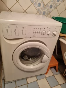 Стиральную машинку INDESIT