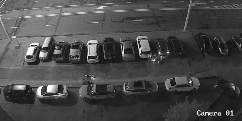 Самокатчик споткнулся об «лежачий полицейский» и улетел в припаркованную машину. Видео из Минска
