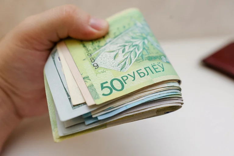 Стала известна медианная зарплата в Беларуси — половина работников получает меньше этой суммы