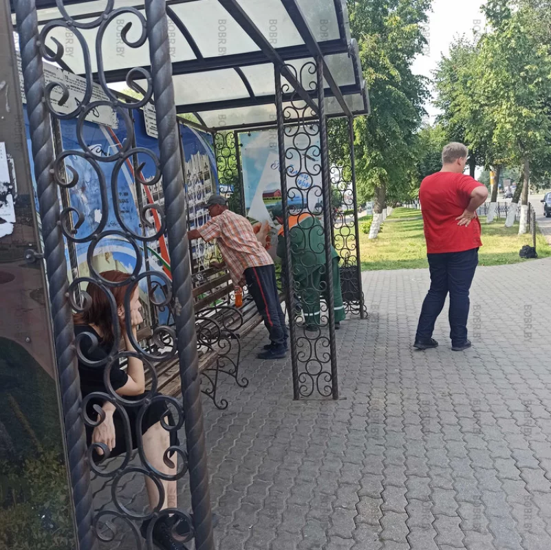 Молодцы наши службы, очищают остановки от надписей малолетних жителей города