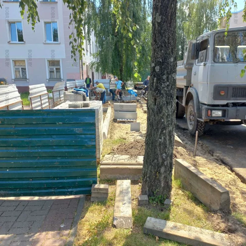 Ничего что тротуар стал уже, зато появиться парковка