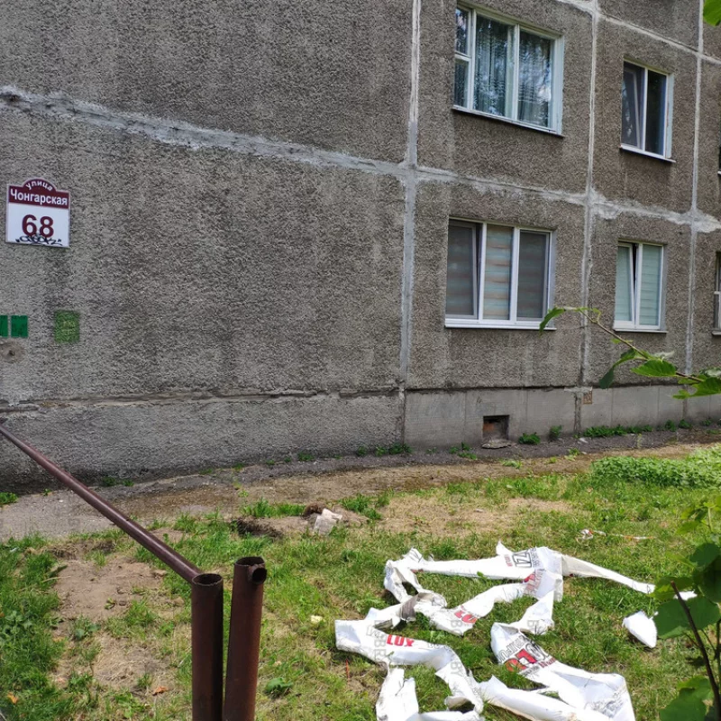 Наверное кто-то делает ремонт. Главное чтобы в квартире было чисто и красиво, а всё что за порогом или за окном неважно.