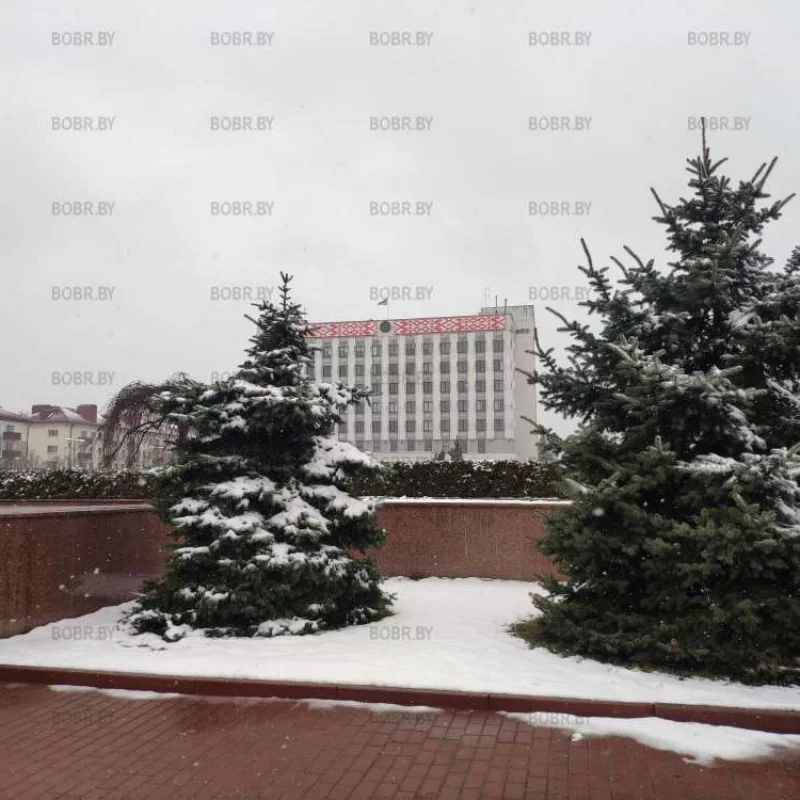 Зима-холода, одинокие дома Моря, города — всё как будто изо льда Но скоро весна — снег растает, и тогда За белой стеной мы останемся с тобой…