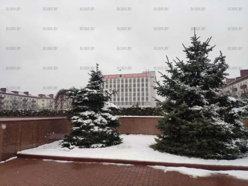 Зима-холода, одинокие дома Моря, города — всё как будто изо льда Но скоро весна — снег растает, и тогда За белой стеной мы останемся с тобой…
