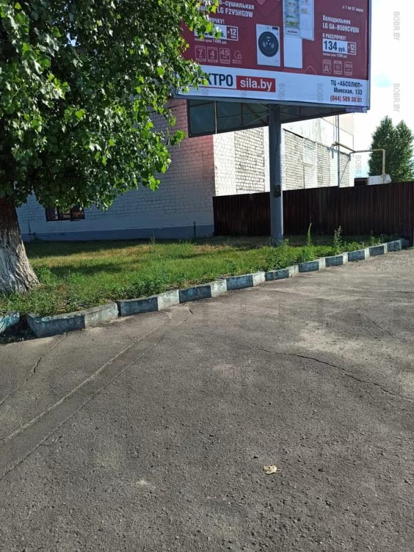 Клумбы на улице очень ухоженные, трава выше цветов..