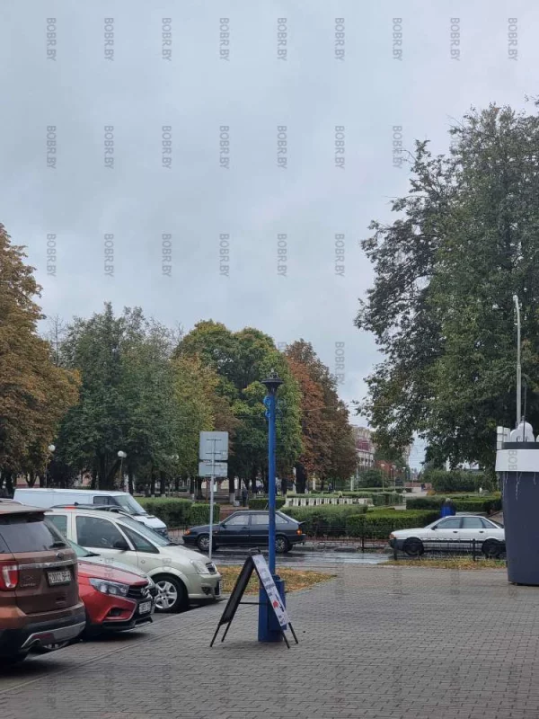 Фонарь на площади сломали, а ремонтировать никто не спешит.