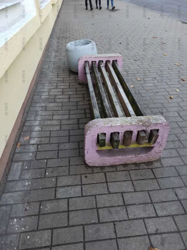 Отличная лавочка на остановке Площадь победы.