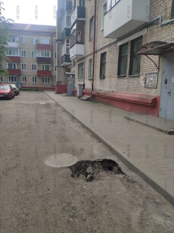 Провал грунта возле Люка. Ждём когда провалятся человек а потом будем ремонтировать, верно?