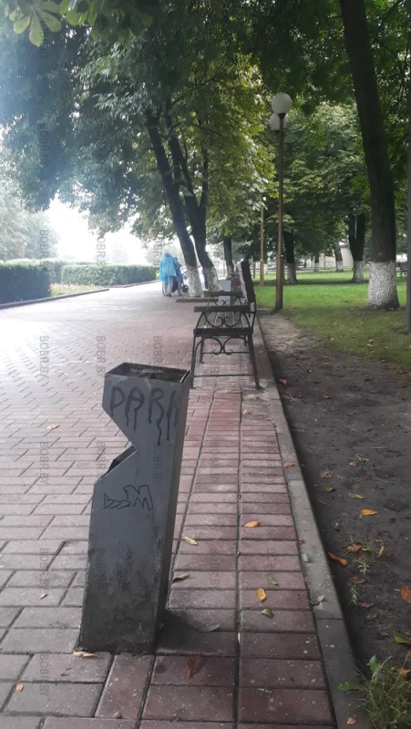 Каждая вторая лавочка кривая... 