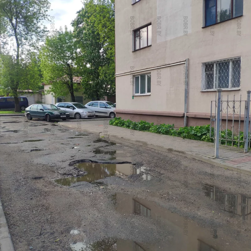 Очень красивая яма на расстоянии 50 м от площади Ленина Бобруйска.
