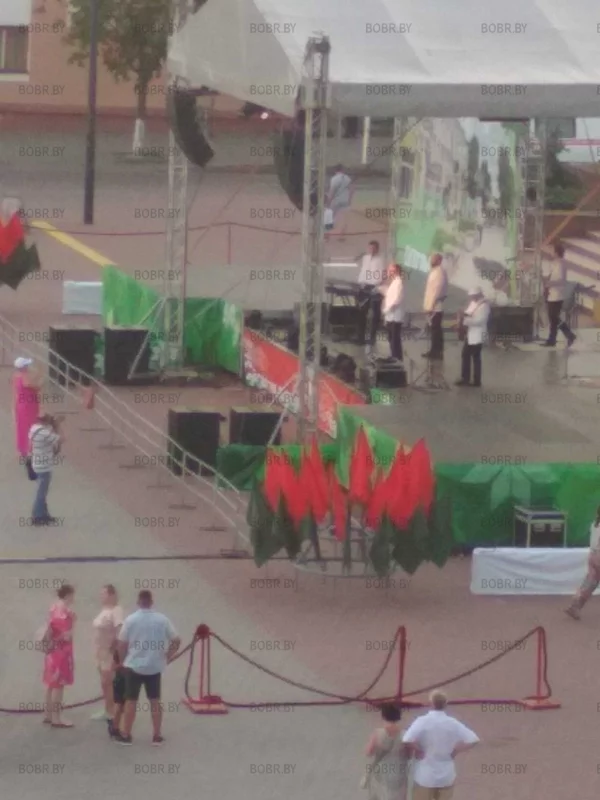 Песняры у меня под окнами.