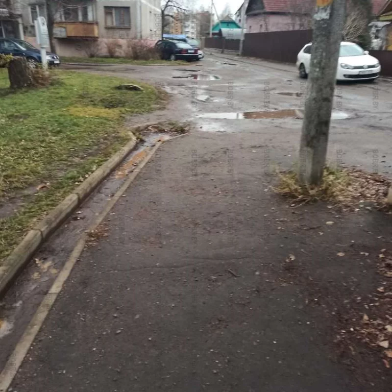 Нормальный тротуар и дорога-грязь