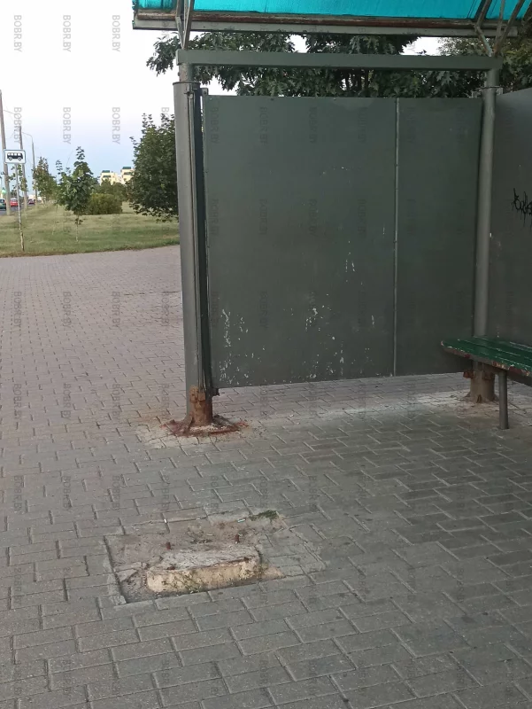 Так можно и ножку сломать на остановке "Георгиевский проспект"
