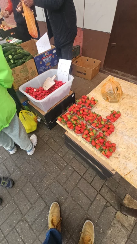 На рынке появилась белорусская клубника, по уверению продавца - из Молодечно