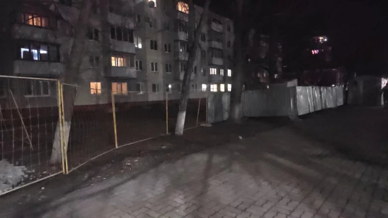 На Октябрьской огородили прилегающую территорию жилого дома. Будет какая-то стройка, но паспорт объекта пока не успели повесить