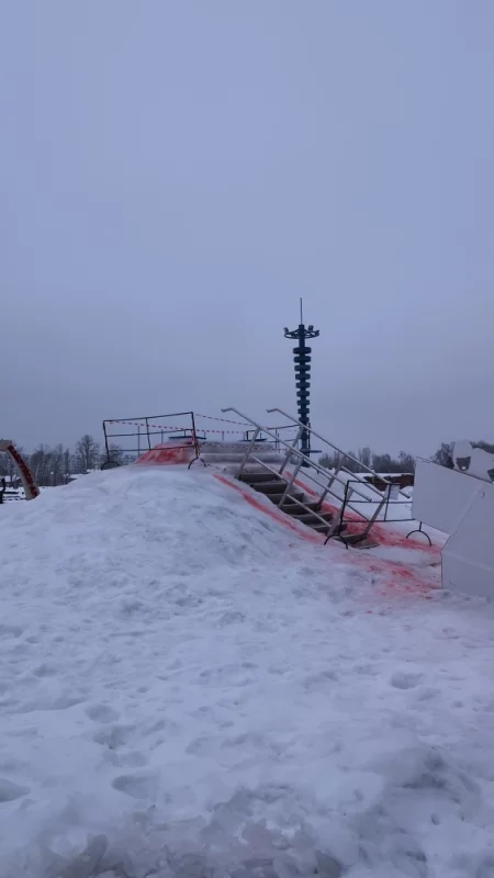 Ледяная горка возле Арены перекрыта. Кататься нельзя)