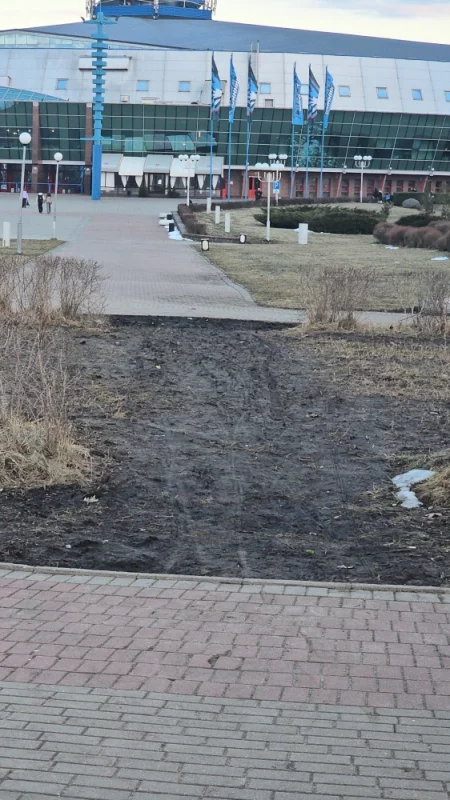 Интересно, зачем архитекторы спроектировали клумбу, которую людям приходится обходить, неужели нельзя было сделать так, чтобы было удобно людям?