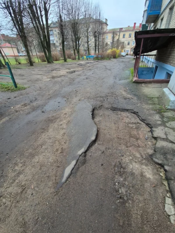 вот такие дороги во дворах, и это в центре города