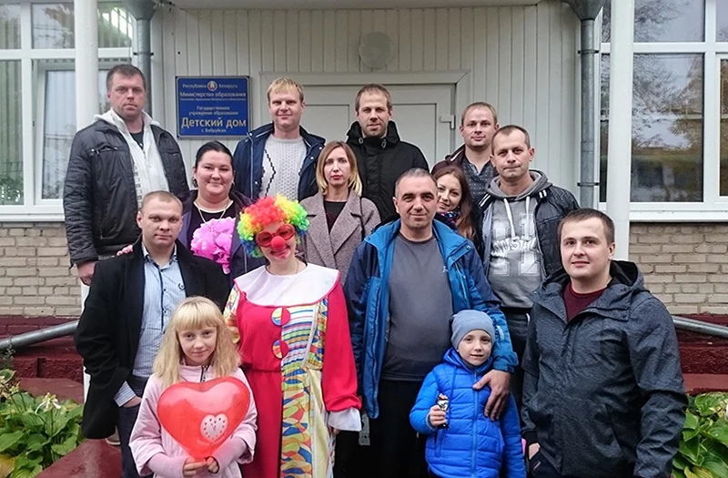 Радость с комом в горле. В день матери такси «Би-Би» приехало в детский дом.