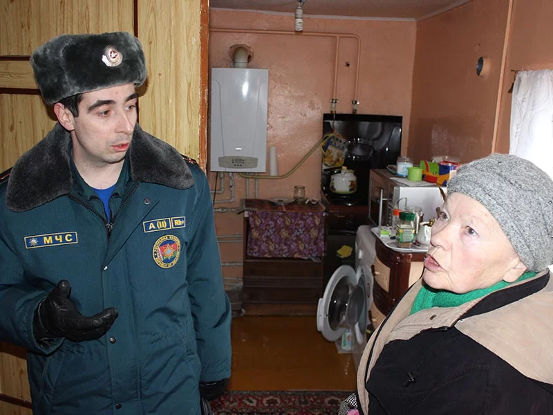 Спасатели навещают бобруйчан дома