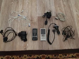 Телефоны samsung и SonyEricson и куча зарядок и наушников к ним 20р