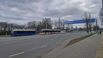 Грузовик с металлоломом оборвал троллейбусную линию на кольце ул. Минской