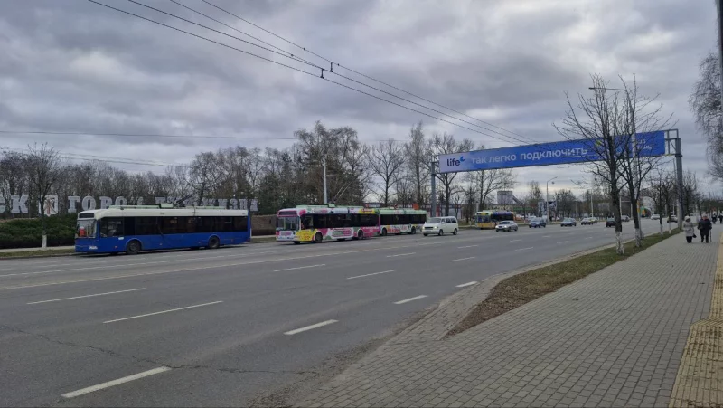 Грузовик с металлоломом оборвал троллейбусную линию на кольце ул. Минской ОБНОВЛЕНО В 14.40 снова началось движение по всем маршрутам