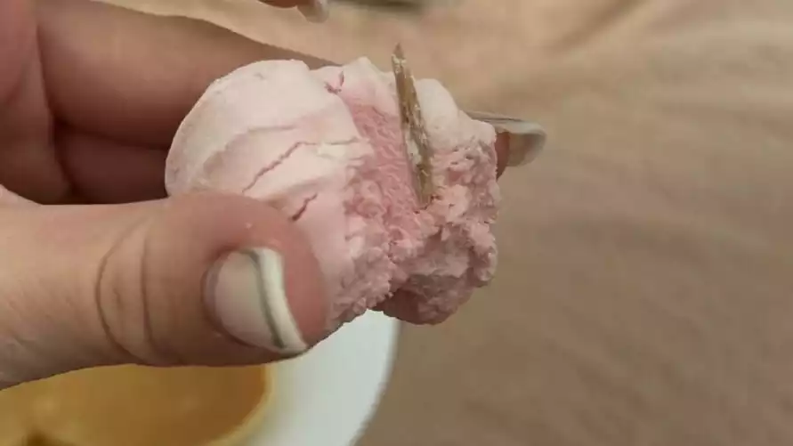 Покупательница нашла в бобруйском зефире «какие-то деревяшки». «Красный пищевик» ответил, что это было