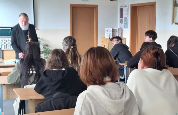 О смысле жизни как даре Божьем: в Бобруйском торгово-экономическом колледже прошёл час общения «Смысл жизни» с протоиереем Геннадием Вейго