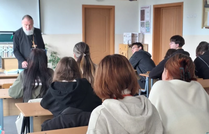 О смысле жизни как даре Божьем: в Бобруйском торгово-экономическом колледже прошёл час общения «Смысл жизни» с протоиереем Геннадием Вейго