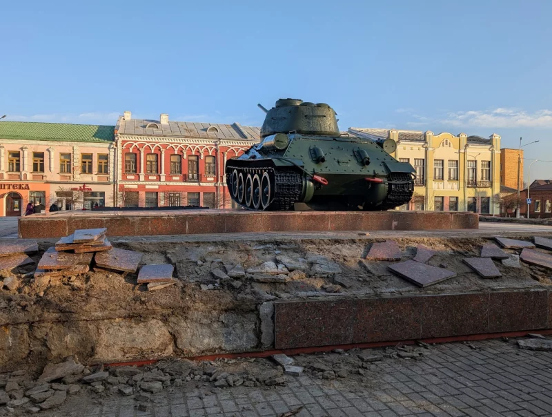 На площади Победы в Бобруйске отбивают плитку от постамента с танком. Фото, видео