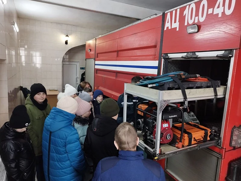Работники МЧС провели  для учащихся средней школы №16 экскурсию по пожарной аварийно-спасательной части №1