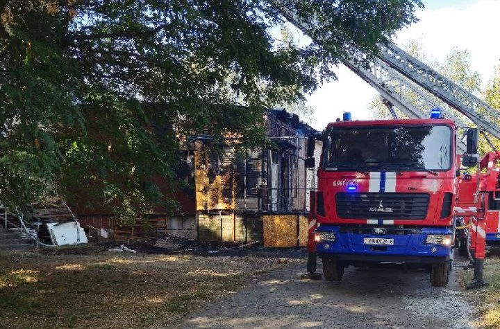 В бобруйском Авиагородке горел кафе-бар «Авиатор». ВИДЕО
