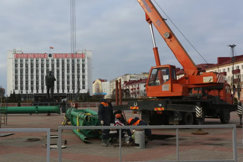 Новый год спешит. На площади Ленина собирают праздничную елку